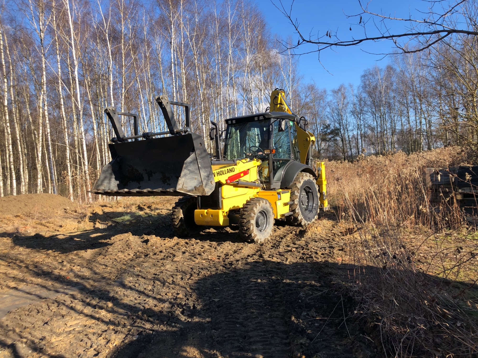 Koparko-ładowarka New Holland B100C w pracy – 1