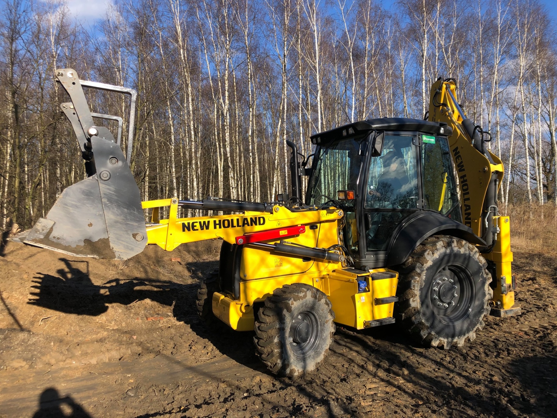 Koparko-ładowarka New Holland B100C w pracy – 2