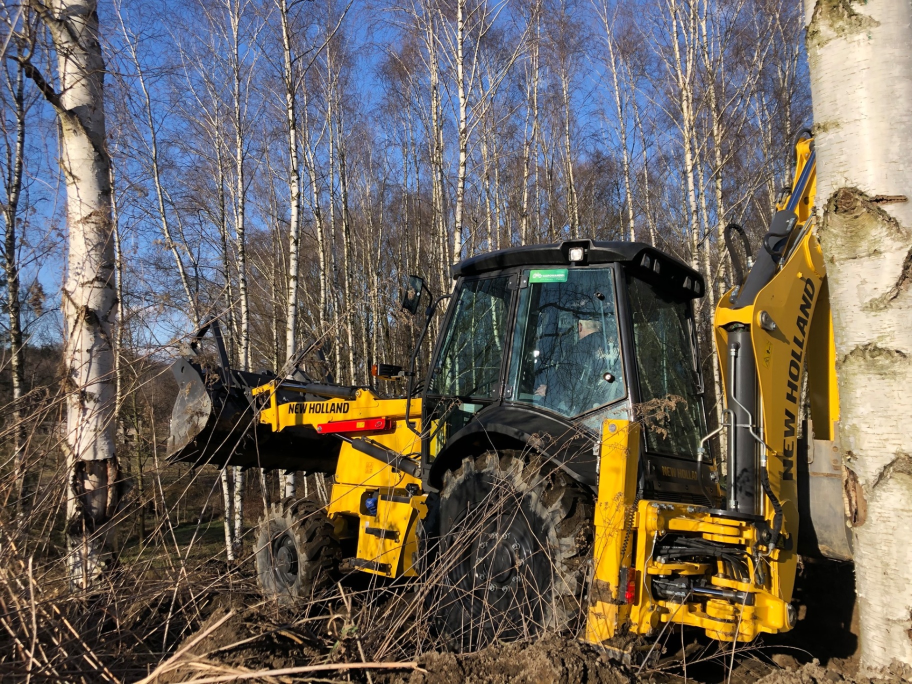 Koparko-ładowarka New Holland B100C w pracy – 4